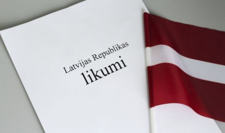 Страсти по однополым бракам. Русофобы хотят изменить Конституцию Латвии