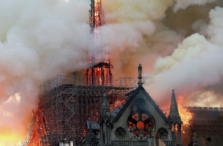 Собор Парижской Богоматери вовсе не сгорел