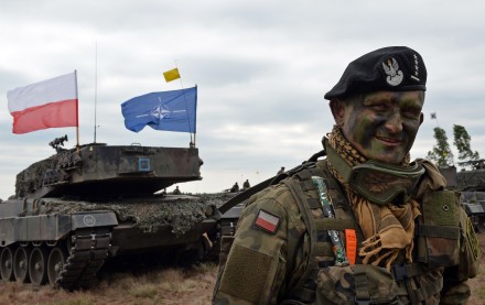 Польша готовится к военному самоубийству и тянет за собой Прибалтику