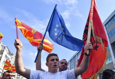 &laquo;Евроклуб закрывается&raquo;: почему албанцев и македонцев не хотят видеть в ЕС?
