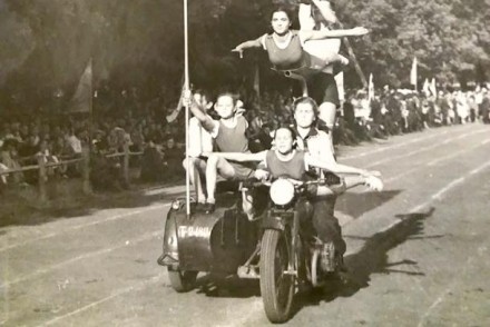 1957: первые белорусские байкеры и парад вышиванок на советской улице