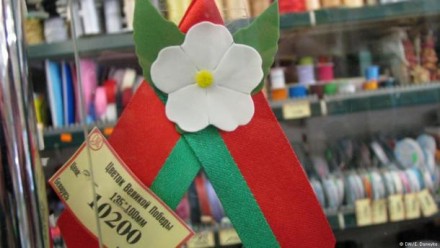 Почему белорусская власть заменила георгиевскую ленточку на яблоневый цвет