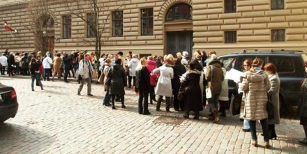 100 писем депутатам Сейма от 100 женщин Латвии