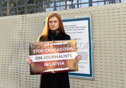 Одиночный пикет Бутиной против притеснений журналистов в Латвии