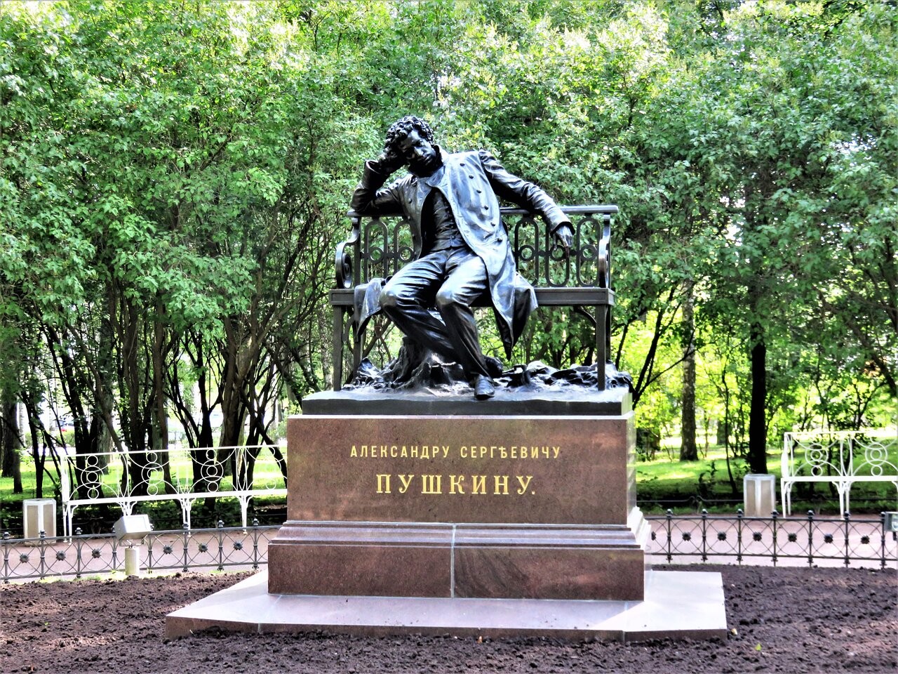 Памятник пушкину в царском селе. Памятник Пушкину лицеисту. Памятник Пушкину в Ставрополе. Памятник Пушкину в Новосибирске.